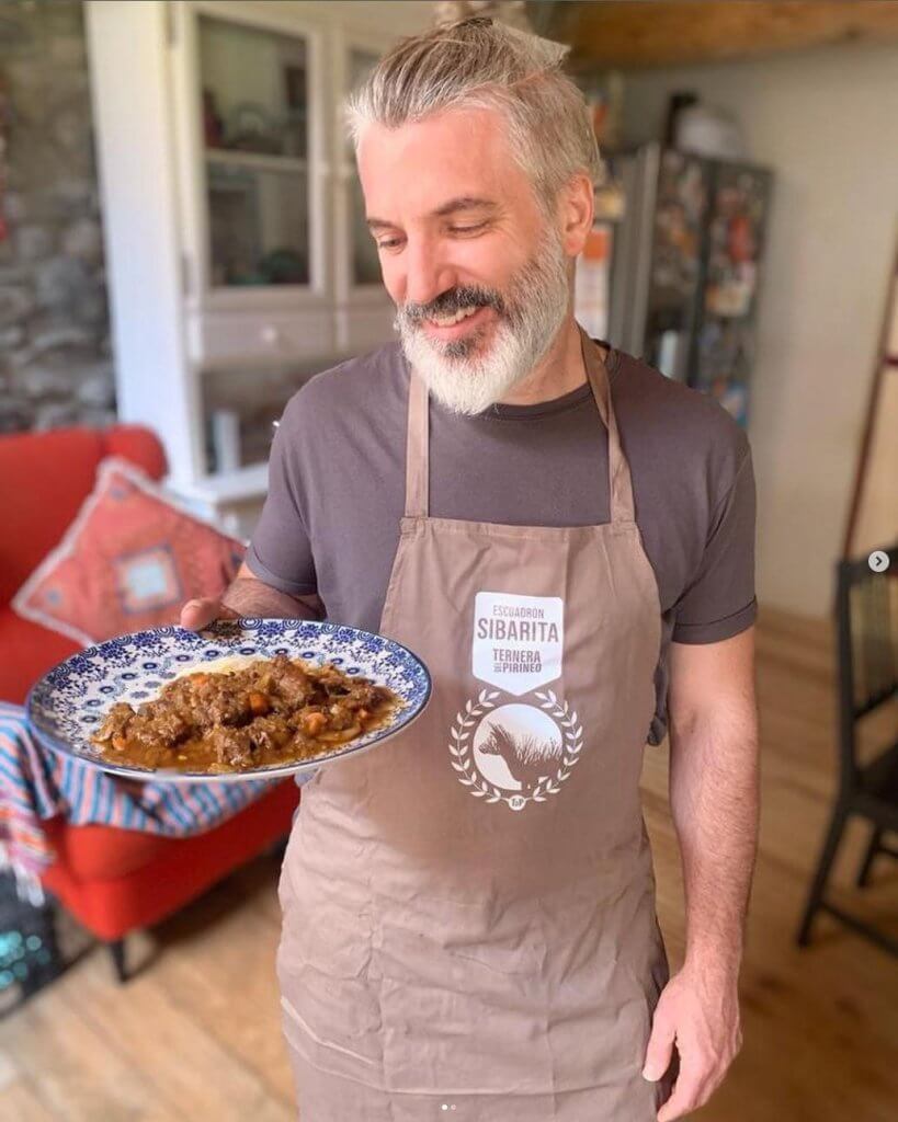 Pablo con el delantal del escuadrón sibarita
