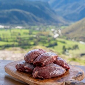 Carrilleras de ternera frescas y limpias sobre una tabla de madera en el Valle de Benasque, Pirineo