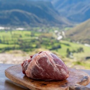 Corazón de ternera fresco envasado y limpio sobre una tabla de madera rústica en el Valle de Benasque