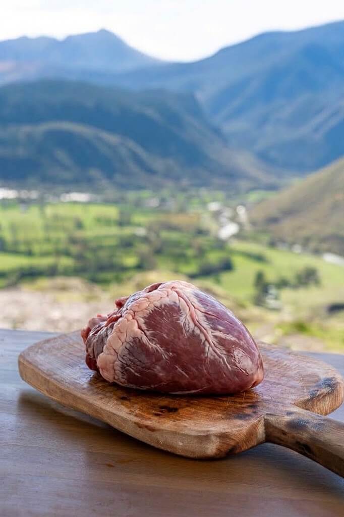 Corazón de ternera fresco envasado y limpio sobre una tabla de madera rústica en el Valle de Benasque